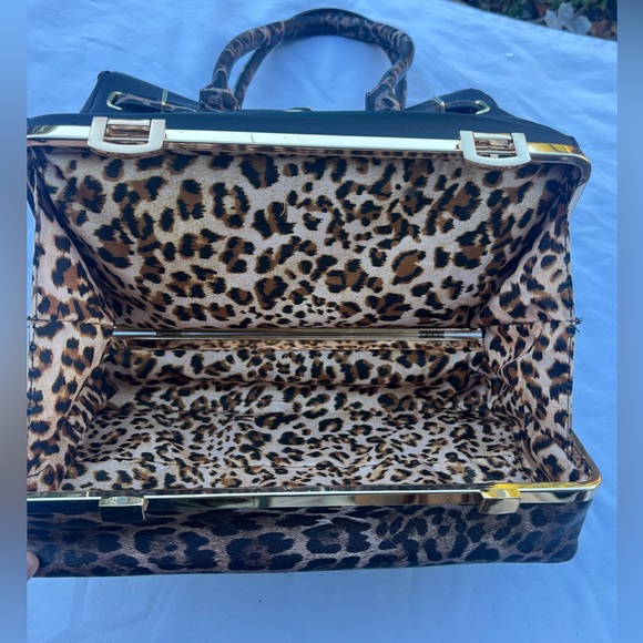 Elegant Black and Leopard Print Handbag & Wallet Set - Picture 3 of 15